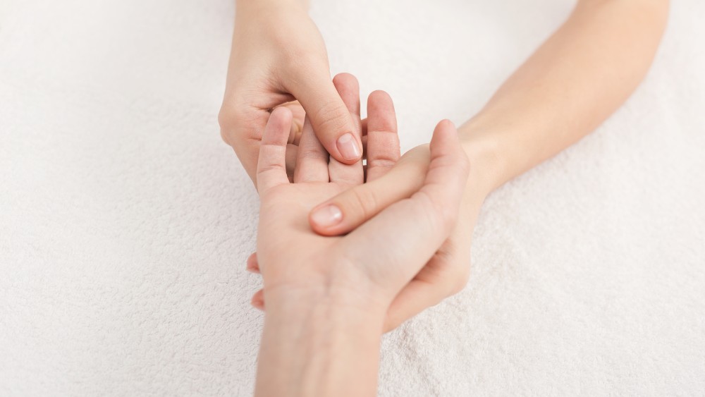 Massage bốn bàn tay âm + dương