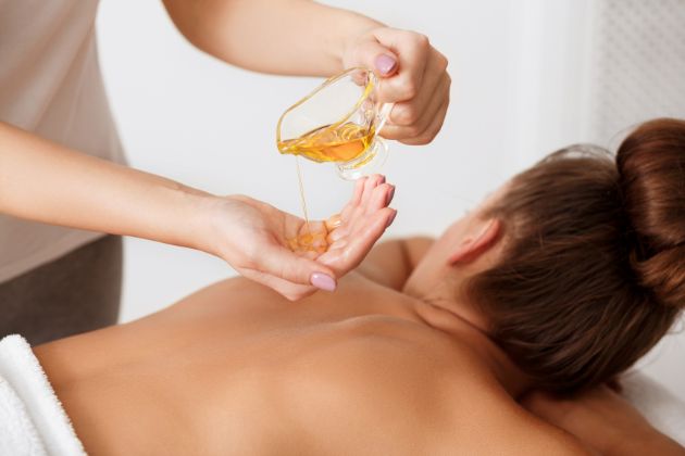 Massage toàn thân với tinh dầu